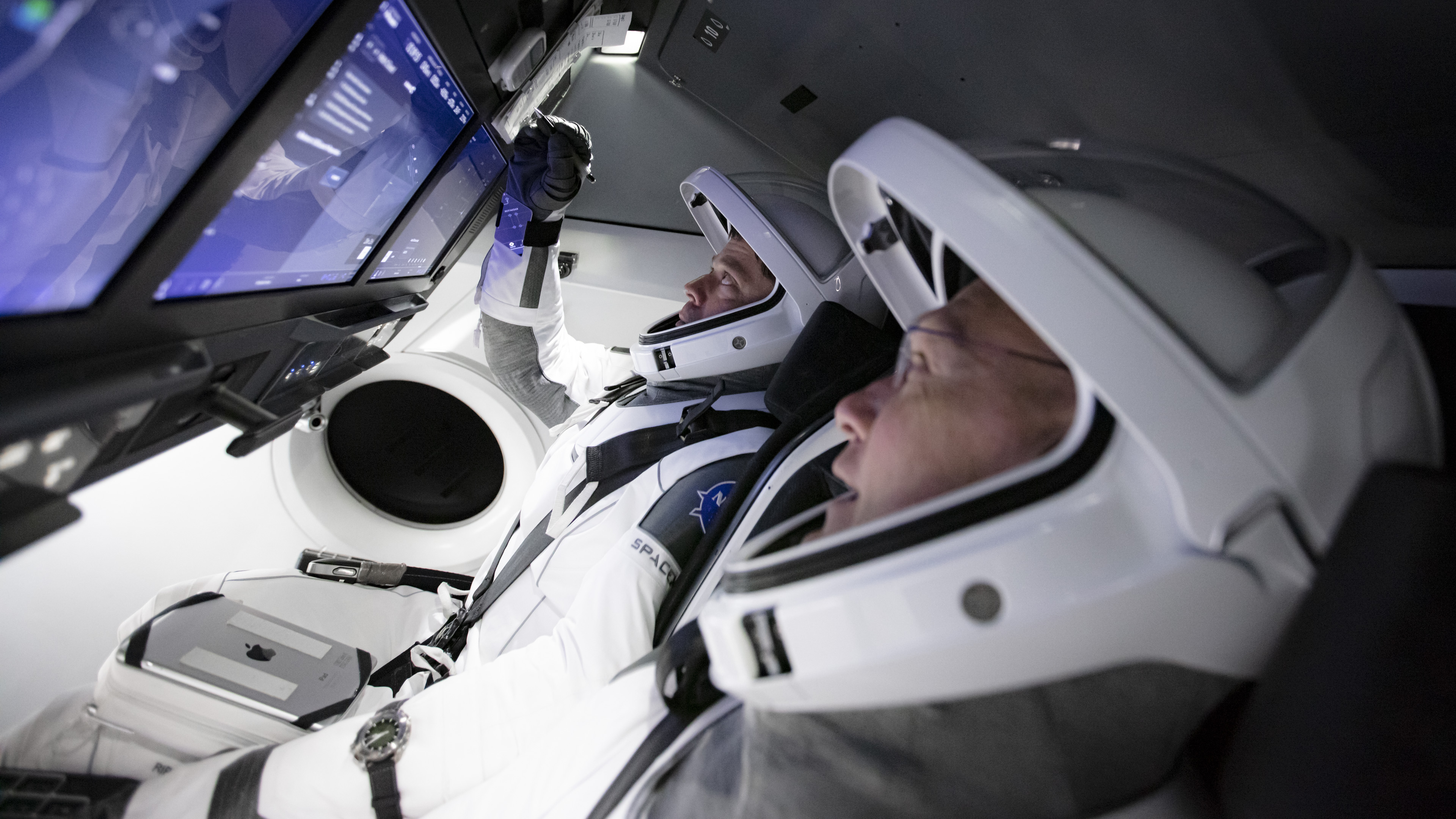 SpaceX - Crew Dragon Displays UI/UX